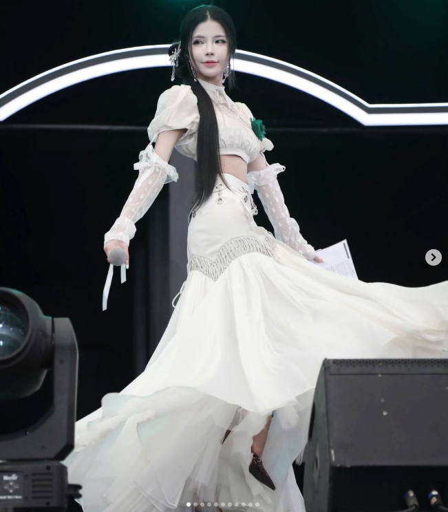 【蜗牛电竞】越南赛区女主持maidora晒照:主持活动的返图😍