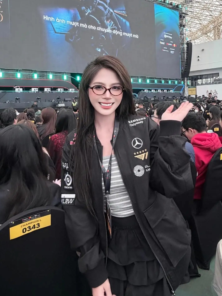 【蜗牛电竞】越南女粉丝晒出参加T1线下见面会活动照：甜美笑容+大长腿😍