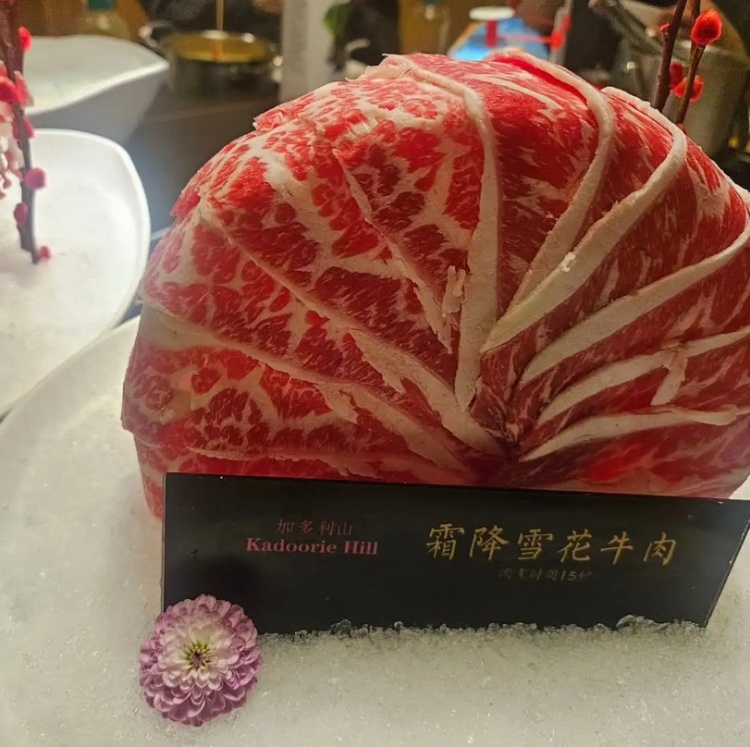 【蜗牛电竞】WBG教练Kim分享WBG聚餐照片：多亏了小虎，吃了顿开心的聚餐