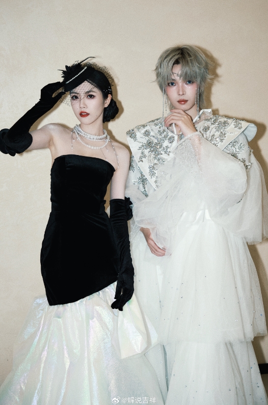 【蜗牛电竞】PEL美女主持吉祥晒照:欢迎来到PEL魔法秀场🖤🐈⬛🎶