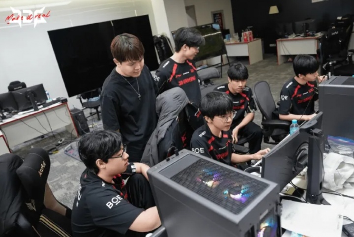 【蜗牛电竞】战胜EDG后，JDG众选手发文：继续加油，我们西安见