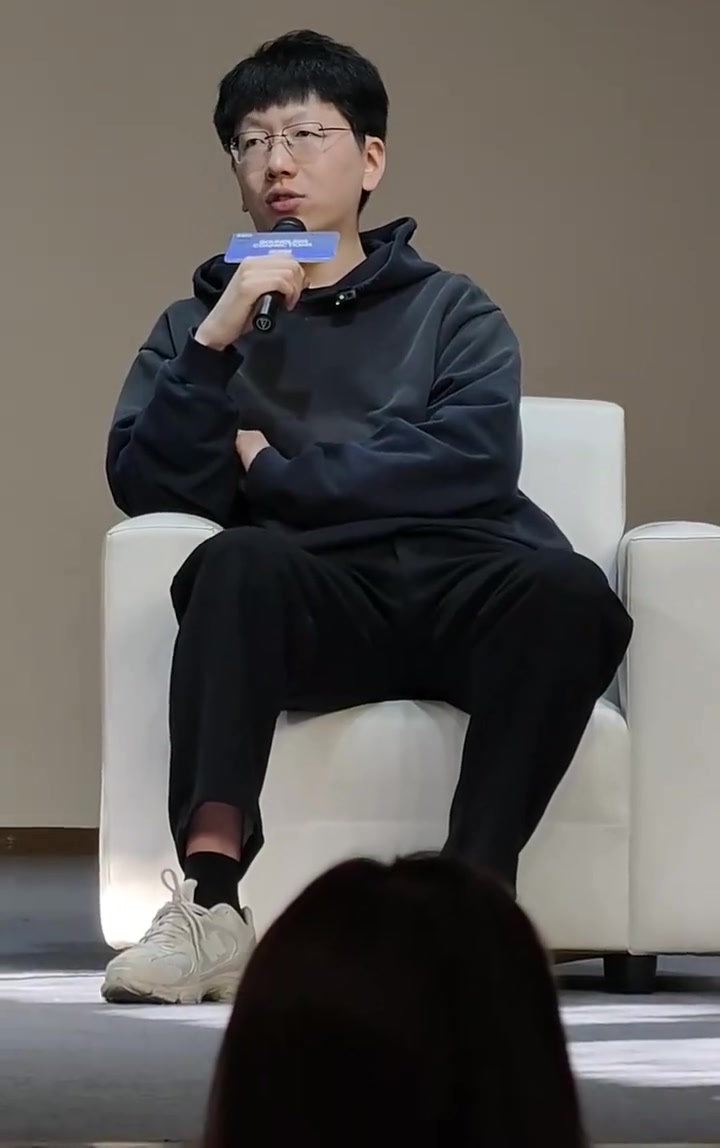 【蜗牛电竞】爱笑谈新教练：确定老教练离队了后 第二天睡醒了就跟Helper建立了联系