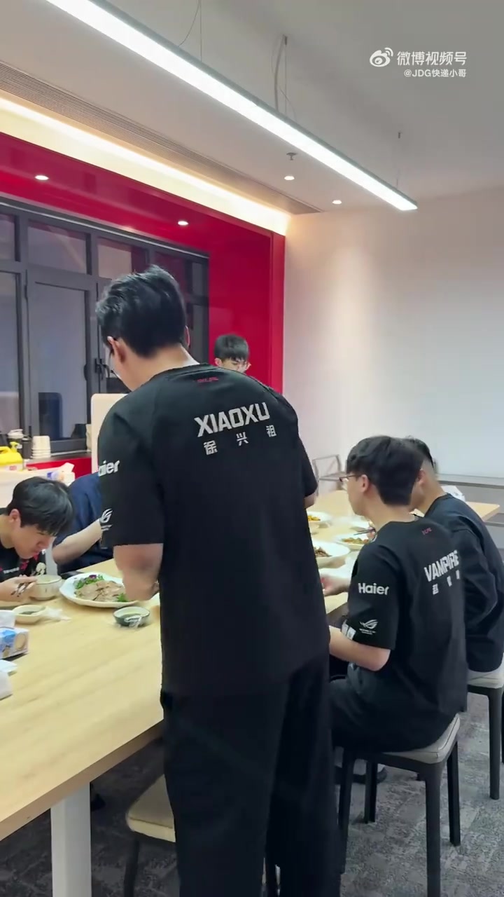 【蜗牛电竞】打完比赛就吃饭，JDG赛后发布视频：打比赛和炫饭无缝衔接