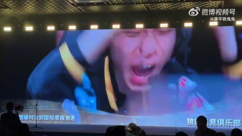 【蜗牛电竞】奖杯最好的肯定！AG 微博 狼队获2025福布斯中国卓越电竞俱乐部奖