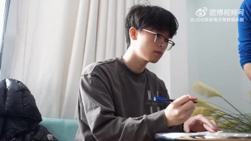 JDG发布全明星宣传片拍摄vlog：开启疾跑 躲避史上最大雪球