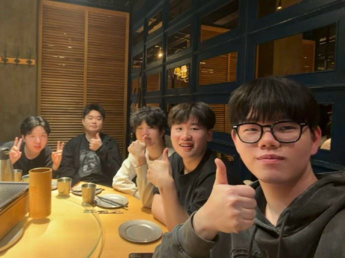 【蜗牛电竞】IG分享选手聚餐合照:2025年的最后一张合照 孩子们明天比赛加油