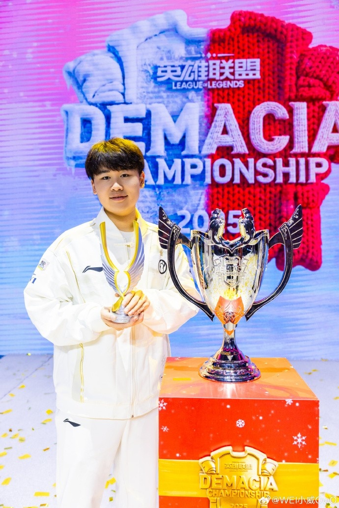 【蜗牛电竞】Wei晒德杯奖杯合照：大家辛苦了