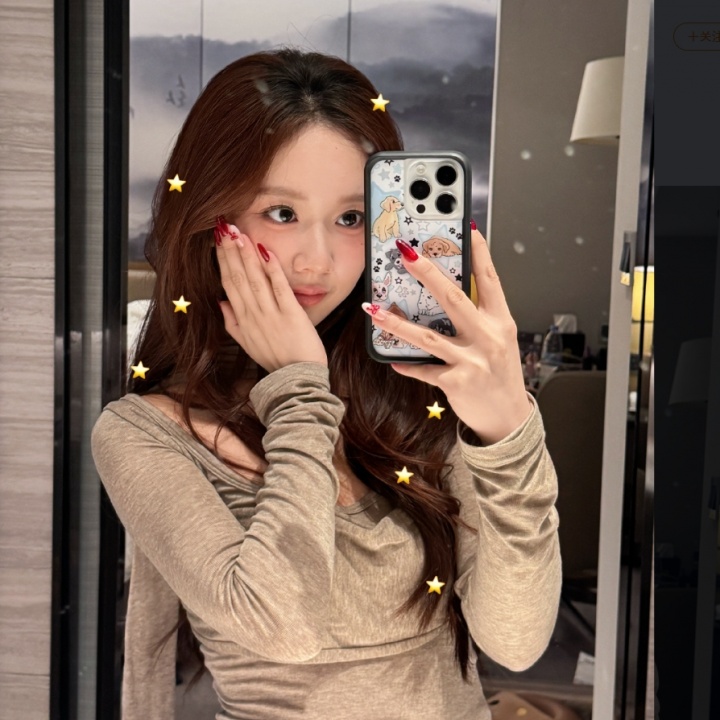 【蜗牛电竞】戈曼妮晒照：忘记给大家看我的新年美甲