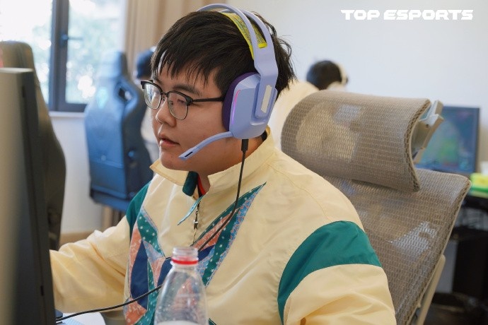 【蜗牛电竞】TES分享队员训练返图：努力备战，磨合进行时