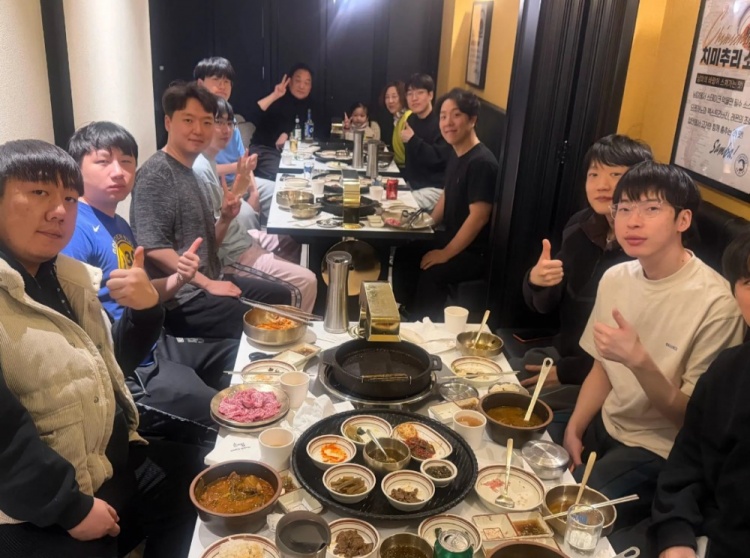 【蜗牛电竞】AL分享队员与Tarzan侄女聚餐合照：所有人！陷入宝宝魔法