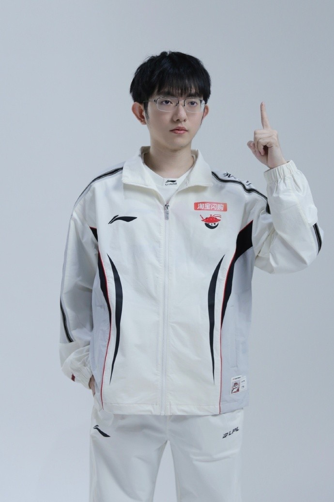 【蜗牛电竞】AL发布选手日常返图：定妆照拍摄花絮太suai了呀