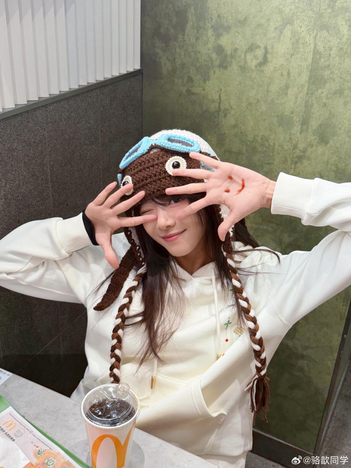 【蜗牛电竞】主持骆歆更博晒照:新赛季新版本!那自然要搭配上新春战袍咯