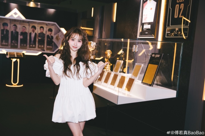 【蜗牛电竞】LPL女主持BaoBao晒照：好玩好看好拍 欢迎来联盟竞技场打卡观赛