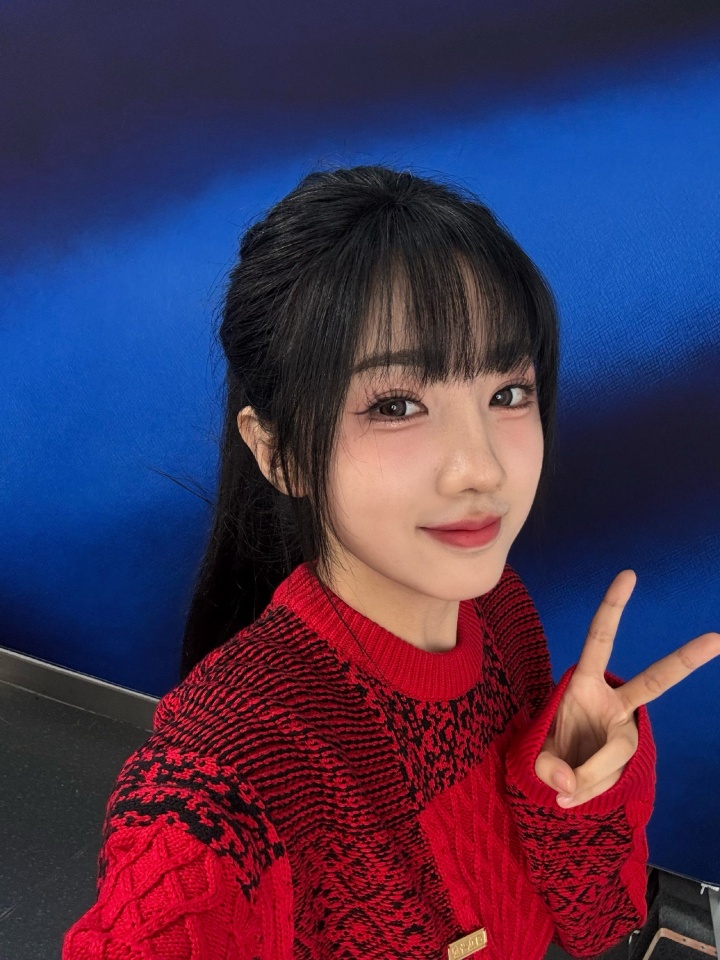 【蜗牛电竞】LPL互动女主持人十月分享工作自拍:今天在苏州主场上班~