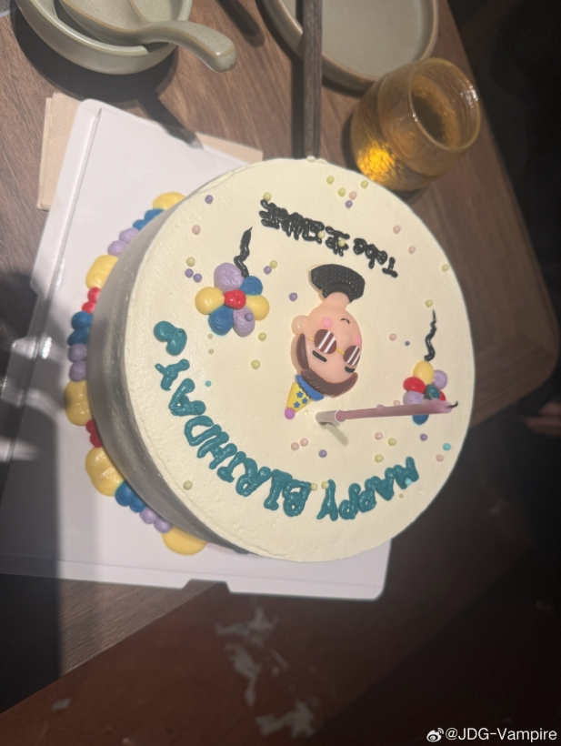 【蜗牛电竞】起码不嘴硬！😂Vampire更博：兄弟们下场继续加油 今天我打的太烂了 徐神牛逼