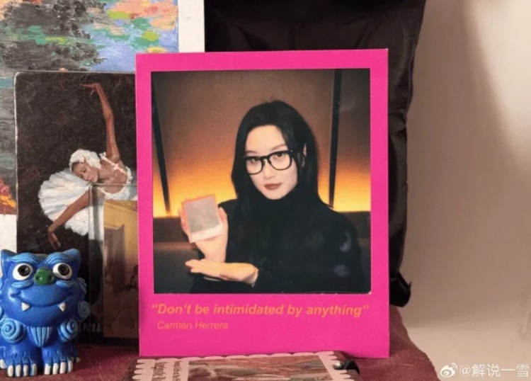 【蜗牛电竞】一雪发布自拍：去年考的主持人证出来了，准备开练电吉他！