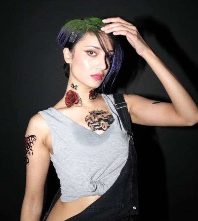 【蜗牛电竞】还原度爆炸!《赛博朋克2077》朱迪脸模挑战“我COS我自己”