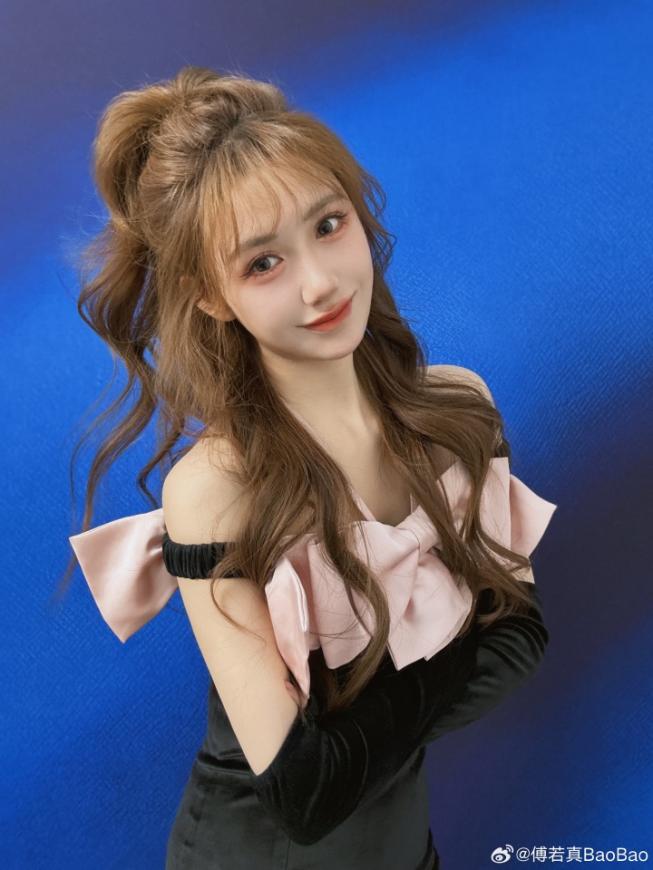 【蜗牛电竞】女主持人Baobao晒照：🎀