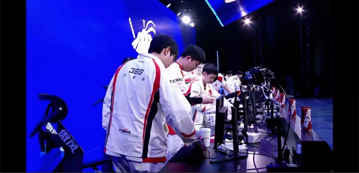 【蜗牛电竞】🎲333!369三局表现拉完了,对线失智送头,团战逛街没作用!总战绩1-15!