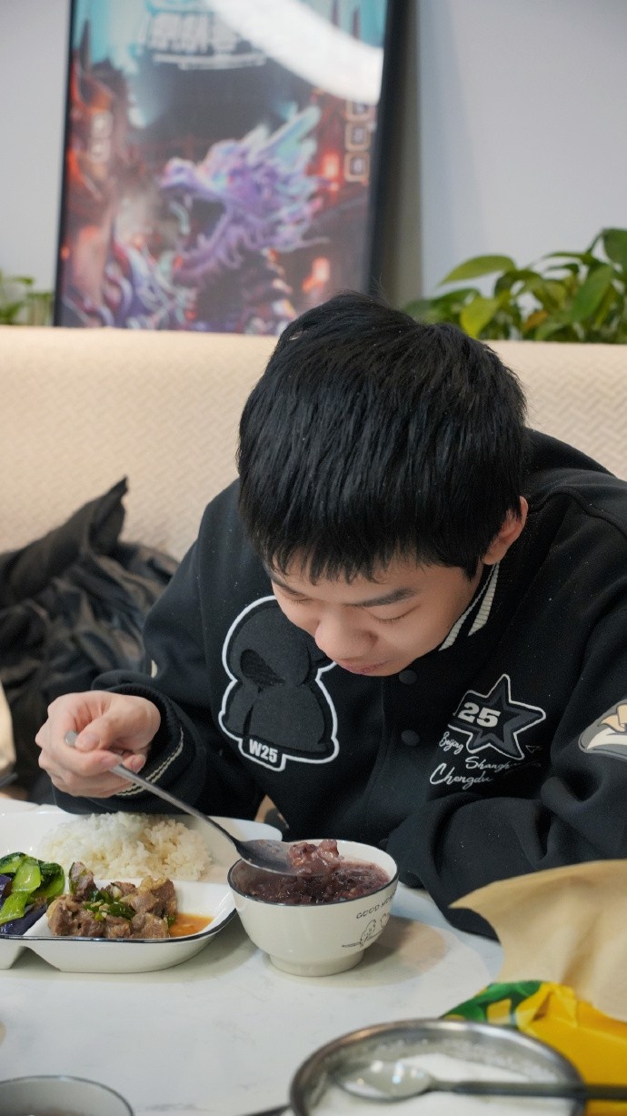 【蜗牛电竞】腊八快乐！LNG分享选手照：给哥几个准备了腊八粥腊八蒜~“粥”到