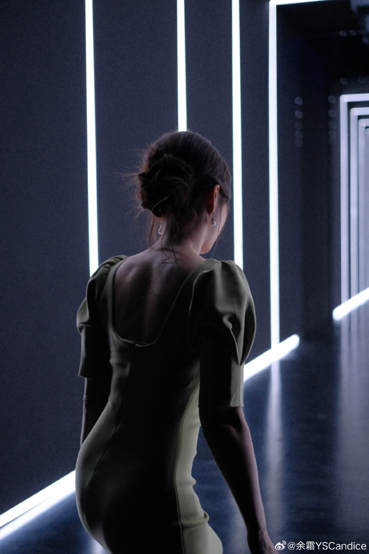 【蜗牛电竞】余霜分享今日LPL工作照片：牛油果绿连衣裙尽显出色身材😍