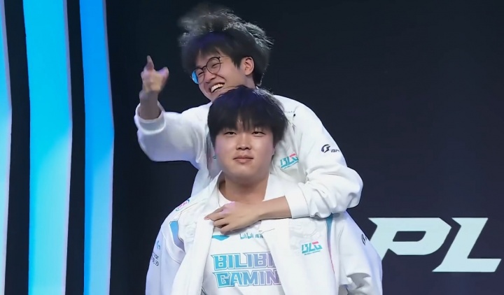 【蜗牛电竞】网友热议BLG明天首发还是Bin：Bin哥烽火戏诸侯，文波被骗了呀~