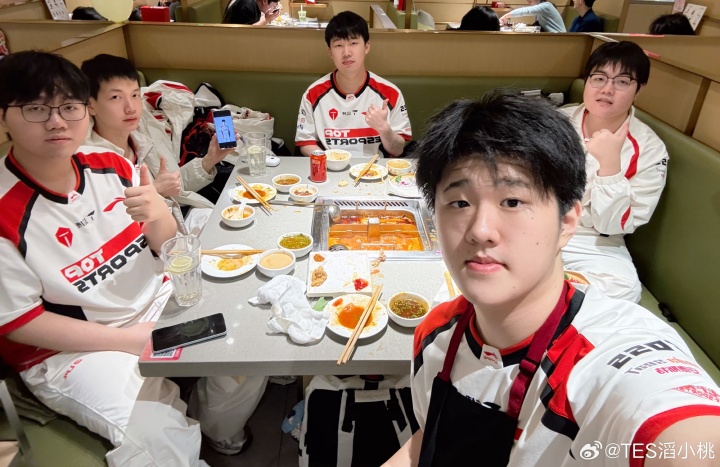 【蜗牛电竞】哥哥的参团率太高了！TES官方赛后晒选手聚餐返图：坚哥带上杰克吃一口