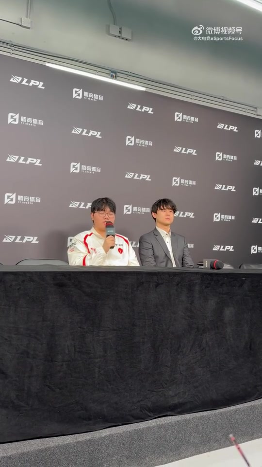 【蜗牛电竞】JiaQi：（第三局）坚哥一直在沟通我们打团的画面吧，挺好的