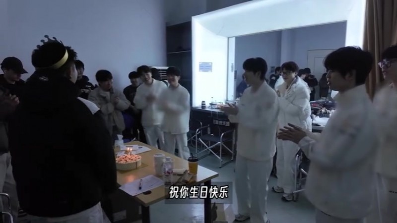 【蜗牛电竞】IG发布辅助Jwei生日VLOG：来看看Jwei的狂野派分蛋糕～