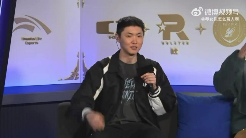 【蜗牛电竞】忠诚！LCK季前赛：Chovy后台采访摆出敬礼Pose