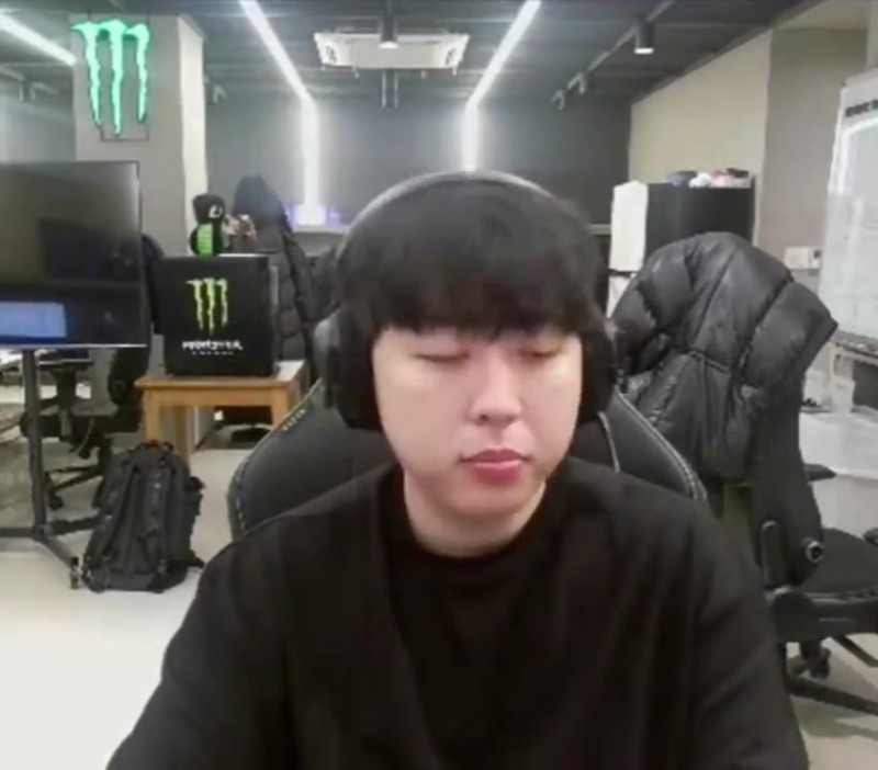 【蜗牛电竞】Kanavi：直播留言有一半都是中文啊，那我用中文谢谢中国粉丝吧