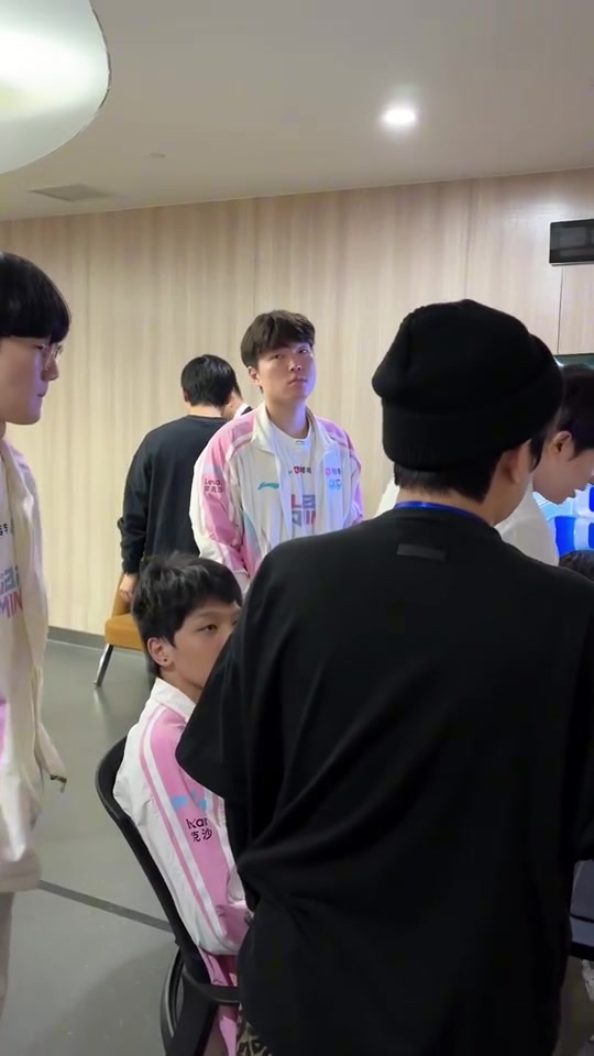 【蜗牛电竞】BLG分享选手动态：赛前会议进行中