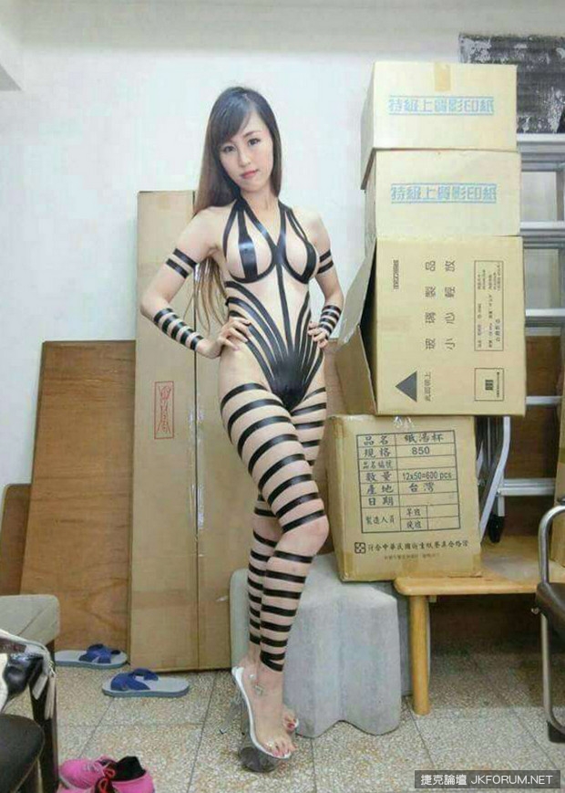 【蜗牛电竞】正妹犧牲色相全裸為「新裝」犧牲！創意無極限、時尚讓人搞不懂