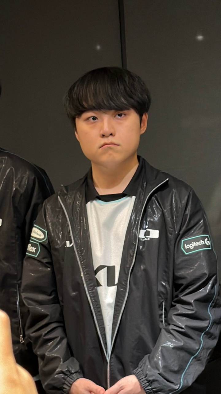 【蜗牛电竞】被麦哥训话还是被Faker打哭了？ShowMaker赛后眼睛泛红 表情略显难过