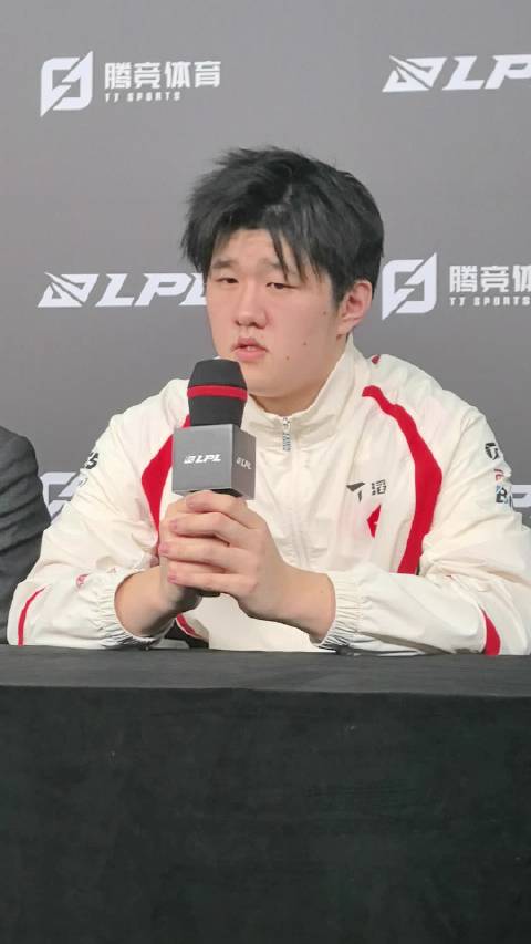 【蜗牛电竞】Fengyue：治疗按早了 大招的角度没有找好 其实那波是必杀