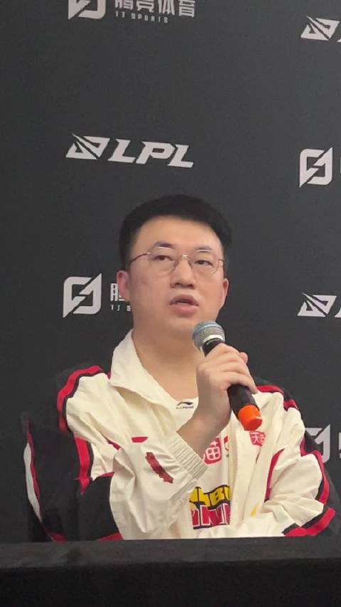 【蜗牛电竞】xiaohu:第一把沙皇中路那波大招智能施法没有设置 导致技能没有放出来