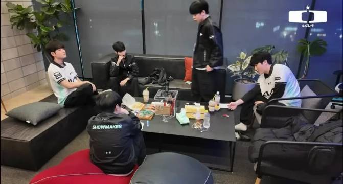 【蜗牛电竞】CvMax教练休息室训话：你们有想要比对面打得好的野心吗？你们在致敬对手吗？