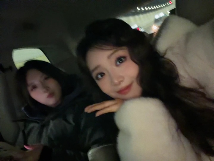 【蜗牛电竞】有那味了！LPL女主持人余霜晒照：晚安！！！！