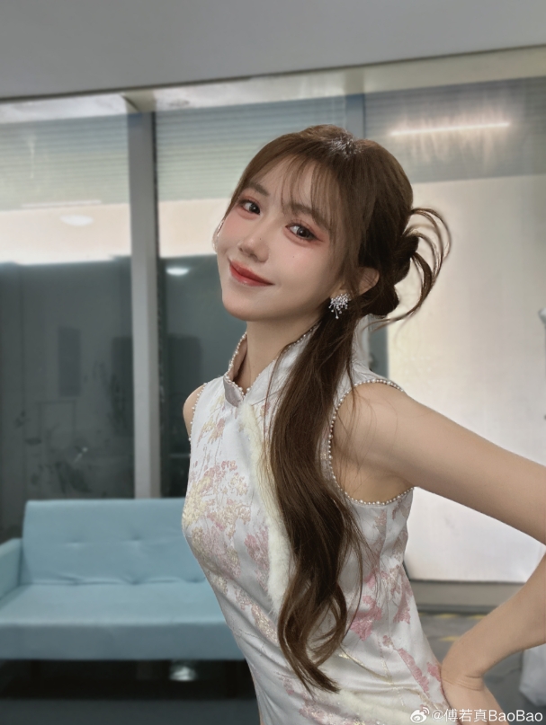 【蜗牛电竞】🥰保养得真好~LPL女主持BaoBao晒照：年前的班就上到这了