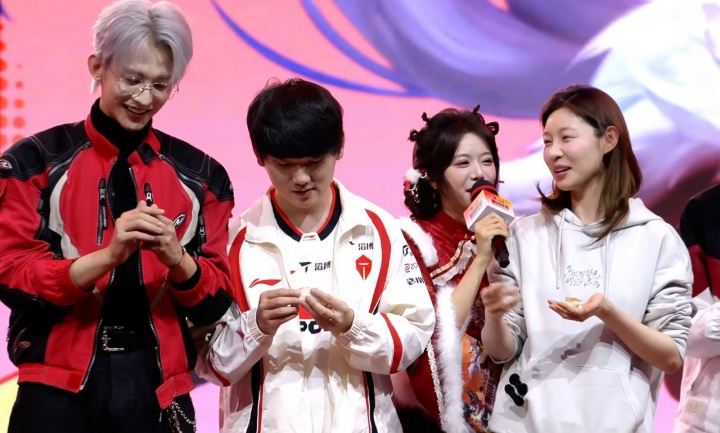 【蜗牛电竞】这是什么鬼才策划？！峡谷先锋秀表演赛结束后现场开始包饺子