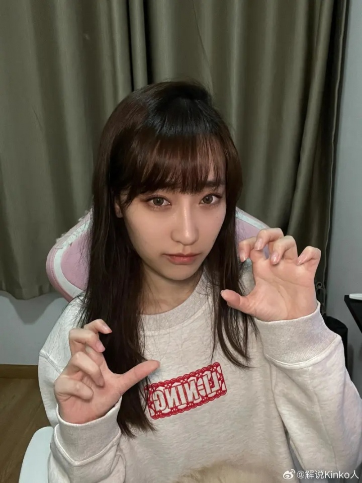 【蜗牛电竞】Kinko分享照片:提前祝大家日进斗金~穿上红色幸运色~一起迎接新年趴