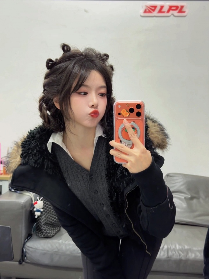 【蜗牛电竞】辛苦啦~骆歆晒照：今天是9-24超长待机的一天！嘿嘿😈