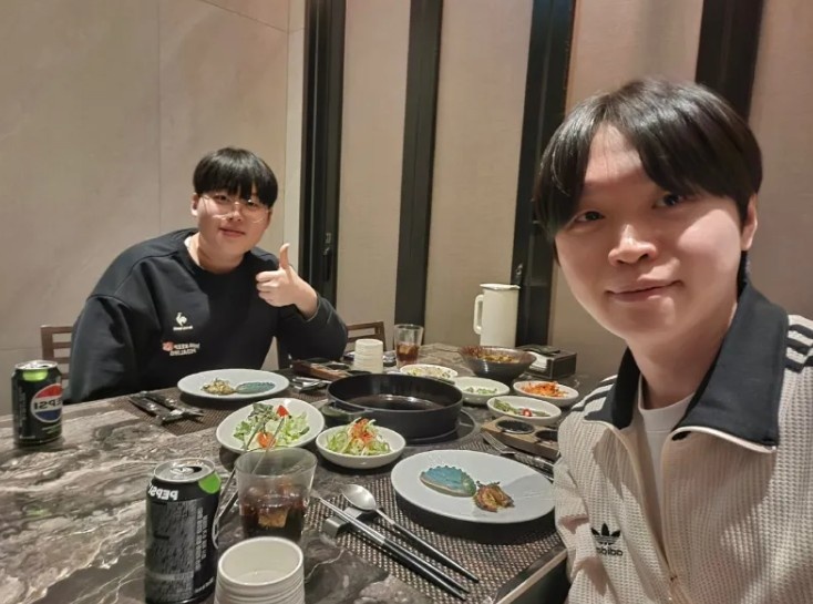 【蜗牛电竞】Bdd分享与Peter聚餐合照:尹洙成长了很多呢