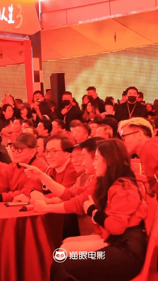 【蜗牛电竞】成龙与《镖人》剧组合照！成龙李连杰吴京一众武打巨星齐同框