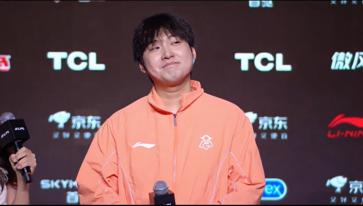 【蜗牛电竞】OMG上单Hery赛后采访期间情绪失控：眼含热泪，多个问题无法回答