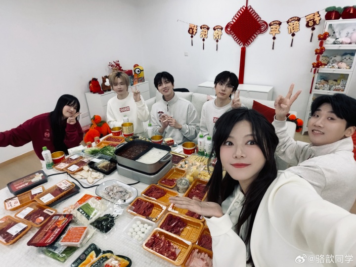 【蜗牛电竞】骆歆分享与Baolan/Crisp等人合照:大包小包真是过年好了家人们~