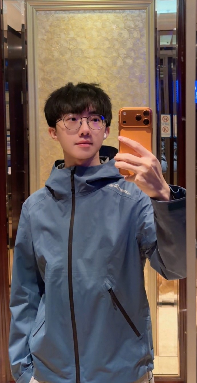 【蜗牛电竞】zzr晒照：你在问我吗？我上身李宁万龙甲 手上是iPhone17 ProMax