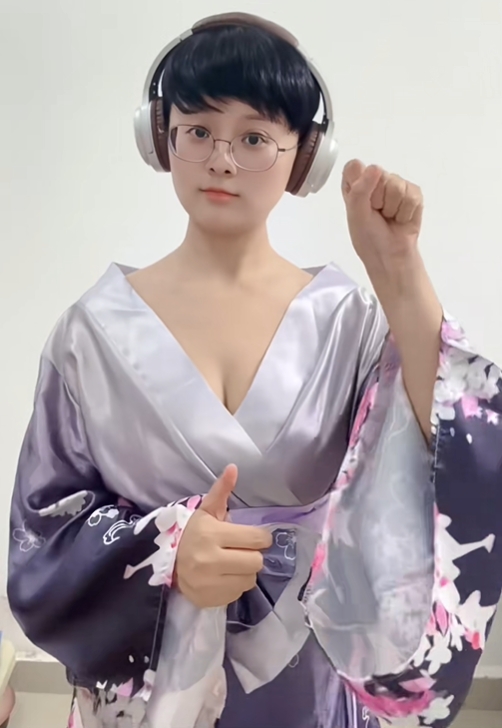 【蜗牛电竞】中单一个比一个难打!抖音女用户模仿ShowMaker 面容神似身材曼妙