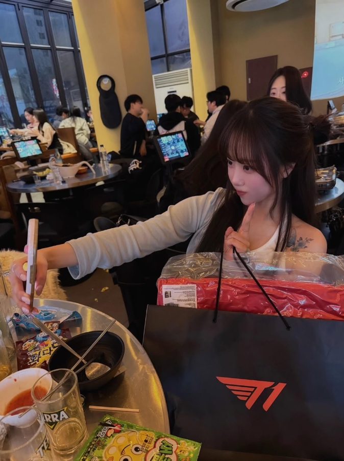 【蜗牛电竞】这个我是真喜欢！T1韩网女粉丝晒照 这不比前几天的比赛好看？