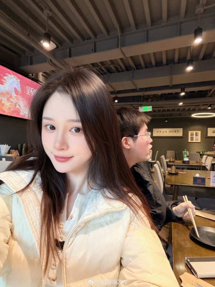 【蜗牛电竞】姿态妻子分享照片：春节回来就是吃~